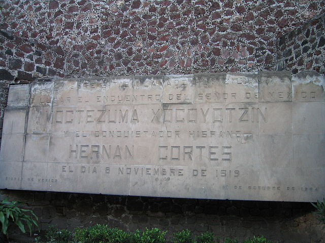 File:Monumento de Moctezuma y Hernan Cort&eacute;s.jpg