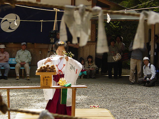 File:Head miko in Inari shrine, Tanabe 179738668 4dc16b0c21 o.jpg