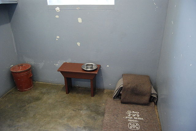 File:Nelson Mandela's prison cell, Robben Island, South Africa.jpg