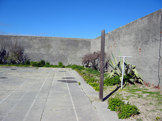 File:RobbenIslandHof.jpg