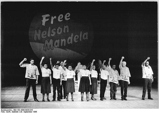 File:Bundesarchiv Bild 183-1986-0920-016, Berlin, Weltgewerkschaftskongress, Probe des Festprogramms.jpg