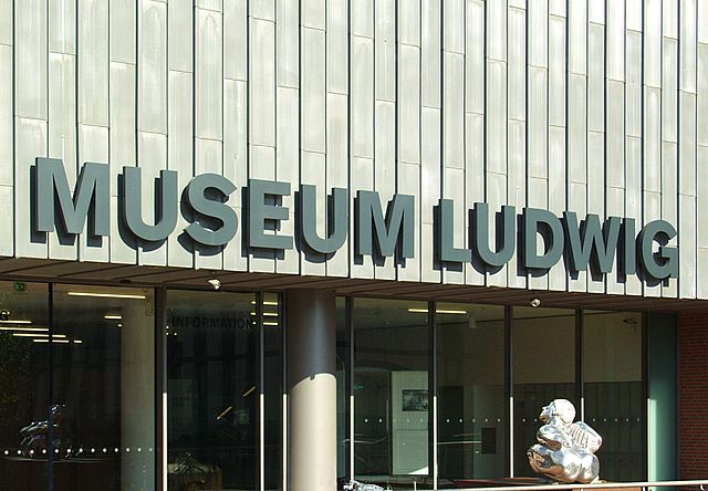 File:Museum Ludwig Köln - Südeingang - Schriftzug.jpg