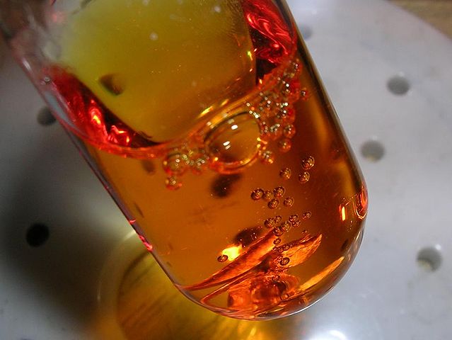 File:Platin loest sich in heissem Koenigswasser.JPG