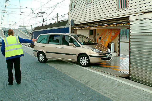 File:Chargement voiture Eurotunnel.jpg