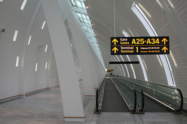 File:Couloir-a&eacute;roport-Copenhague-2.jpg