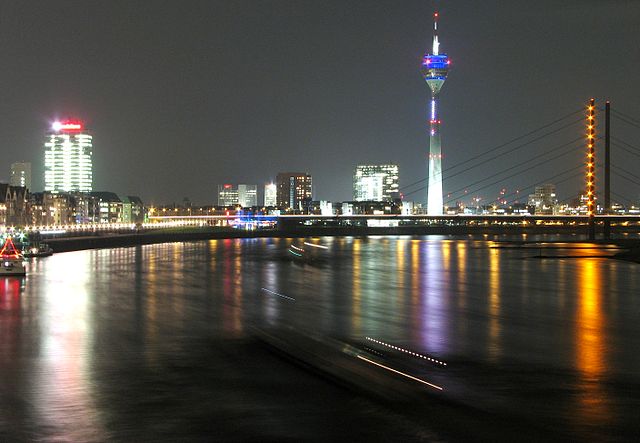 File:Nacht in Düsseldorf.jpg