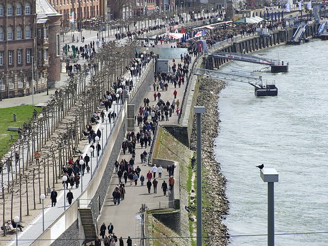 File:Rheinuferpromenade in Düsseldorf DSCF1161.jpg