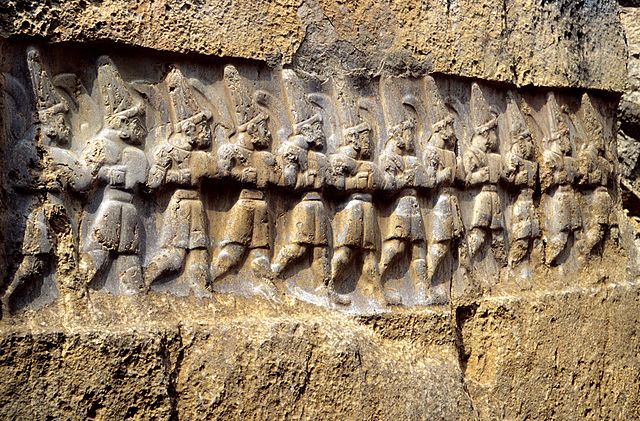 File:Yazilikaya B 12erGruppe.jpg
