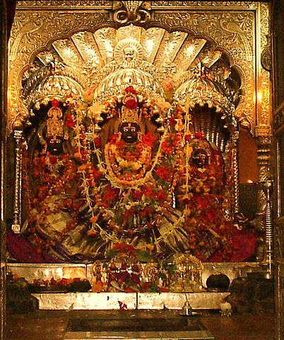 File:Rama, Lakshman and Sita at the Kalaram Temple, Nashik..jpg