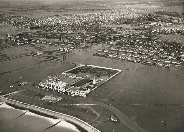 File:Water canvey.jpg