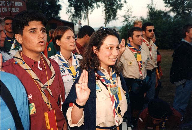 File:1996-Rover Moot-Fahnengru&szlig;.jpg