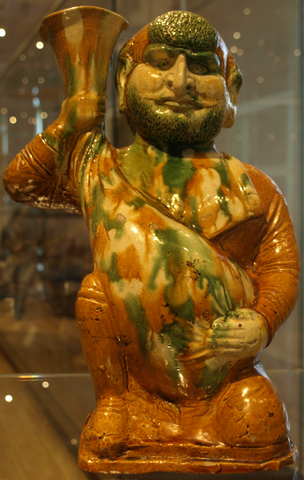 File:ForeignerWithWineskin-Earthenware-TangDynasty-ROM-May8-08.png