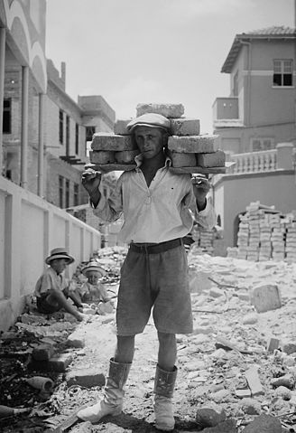 File:Tel Aviv carrying bricks.jpg