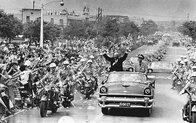 File:美國總統艾森豪於1960年6月訪問臺灣台北時與蔣中正總統-2.jpg