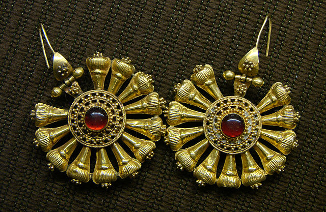 File:Boucles d'oreilles 3&egrave;me si&egrave;cle Mus&eacute;e de Laon 030208.jpg