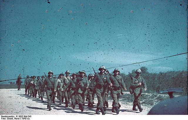 File:Bundesarchiv N 1603 Bild-241, Rum&auml;nische Infanterie auf dem Marsch.jpg