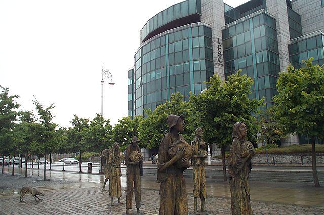 File:Famine sculpture in front of the International Financial Services Centre Dublin 2006 Kaihsu Tai.jpg