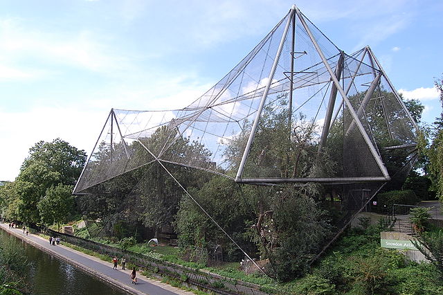 File:Snowdon Aviary at London Zoo, England-16Aug2009.jpg