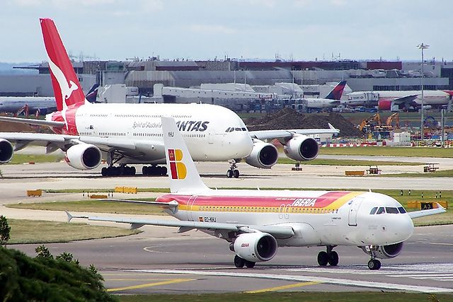 File:EC-KHJ A320 Iberia (6058319819).jpg