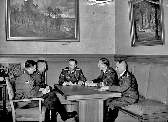 File:Bundesarchiv Bild 183-R98680, Besprechung Himmler mit Müller, Heydrich, Nebe, Huber2.jpg