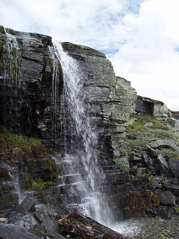 File:Rondane-mountainshower.JPG
