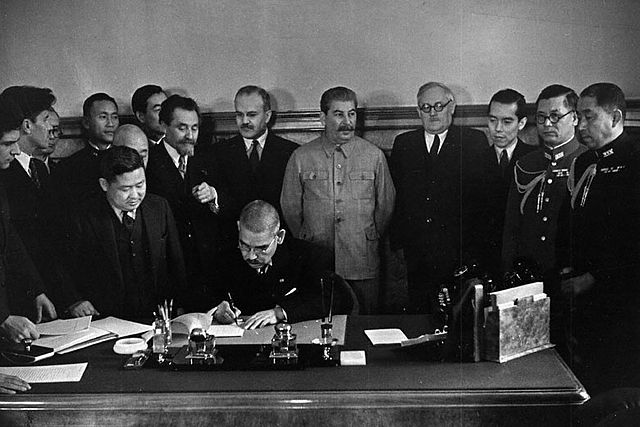 File:Matsuoka signs the Soviet&ndash;Japanese Neutrality Pact-1.jpg