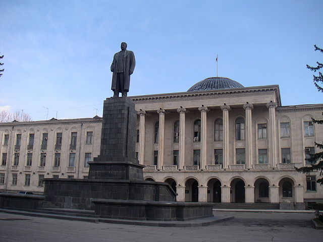 File:Goristatue.JPG