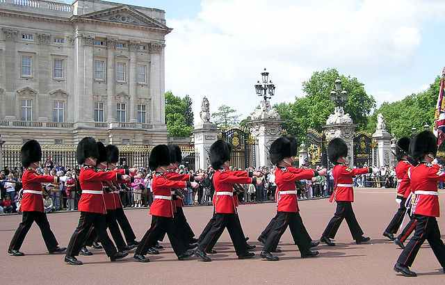 File:Buck.palace.soldiers.arp.jpg