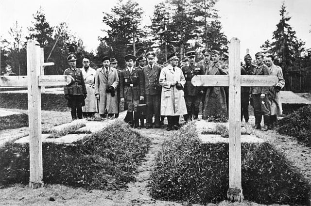 File:Bundesarchiv Bild 183-J15385, Katyn, &Ouml;ffnung der Massengr&auml;ber, Gr&auml;ber polnischer Generale.jpg