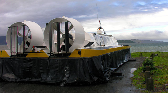 File:Hovercraft, Petone, Wellington 15 July 2005.jpg