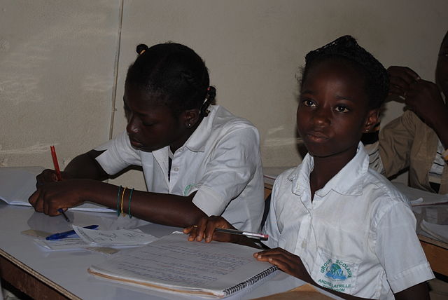 File:Coll&eacute;giens en classe5.jpg