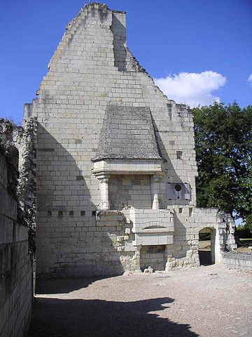 File:Grande salle ch&acirc;teau de Chinon.JPG
