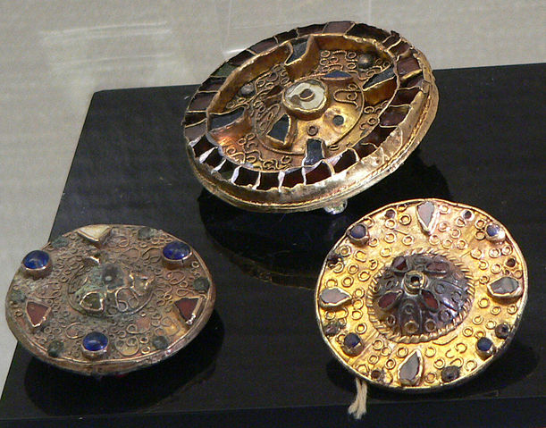 File:Fibules m&eacute;rovingiennes 01.JPG