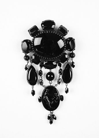 File:Schwarzer Trauerschmuck2.jpg