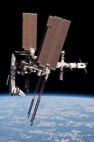 File:ISS and Endeavour seen from the Soyuz TMA-20 spacecraft 27.jpg