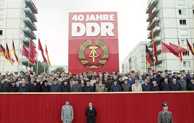 File:Bundesarchiv Bild 183-1989-1007-402, Berlin, 40. Jahrestag DDR-Gründung, Ehrengäste.jpg