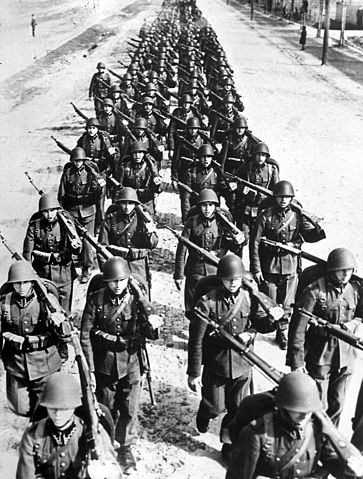 File:Polish infantry marching -2 1939.jpg