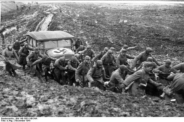 File:Bundesarchiv Bild 146-1981-149-34A, Russland, Herausziehen eines Autos.jpg