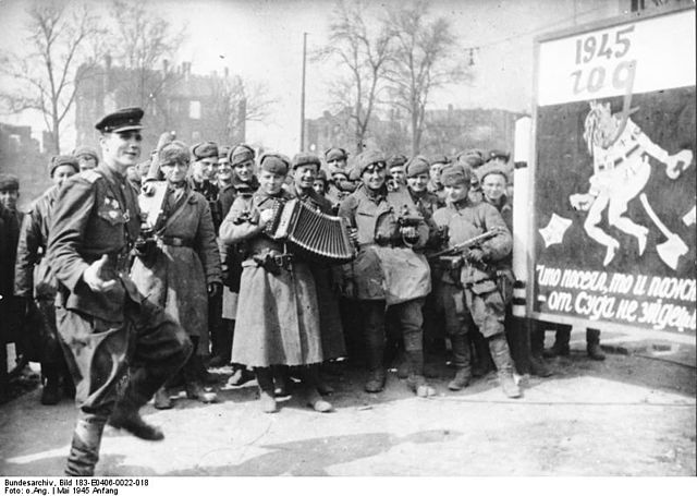 File:Bundesarchiv Bild 183-E0406-0022-018, Berlin, Siegesfeier der Roten Armee.jpg
