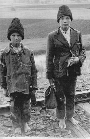 File:Lost children russia about 1942.jpg