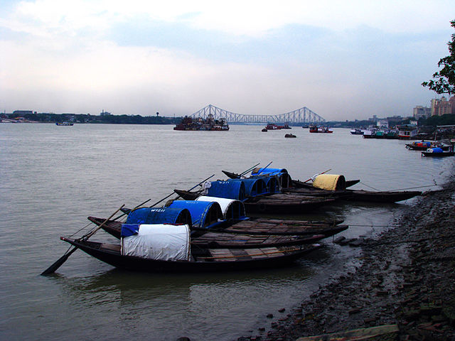 File:River Ganga with Howrah bridge in the backdrop.jpg