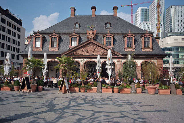 File:Hauptwache Wachgebaeude Cafe frontal.jpg