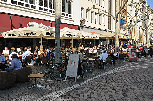 File:Fressgass Ffm April 2011 EVA 8761.jpg