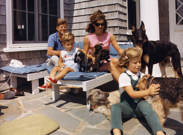 File:Kennedy Family with Dogs During a Weekend at Hyannisport 1963-crop.png
