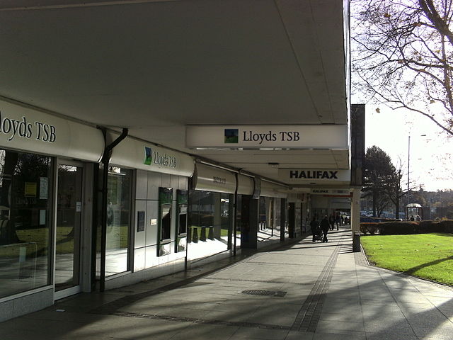 File:Lloyds and Halifax in Cross Gates.jpg