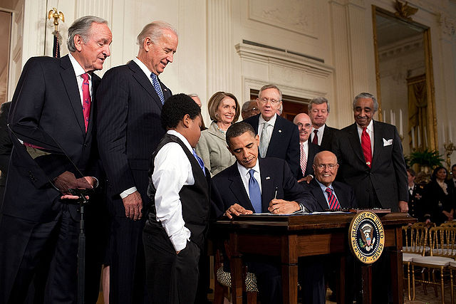 File:Obama signs health care-20100323.jpg