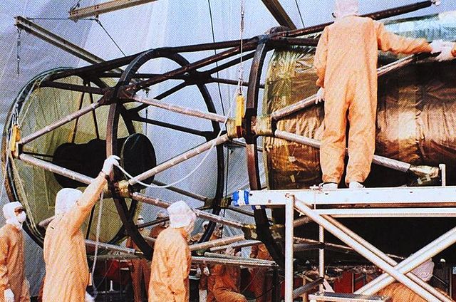 File:Early stages of Hubble construction.jpg