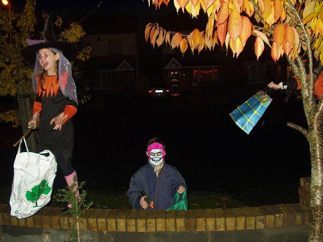 File:Trick-or-treaters in Dublin.jpg