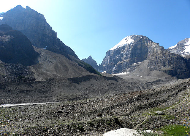 File:MorainesLakeLouise.JPG