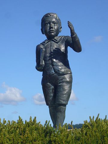 File:Statue of Ernest Rutherford.JPG